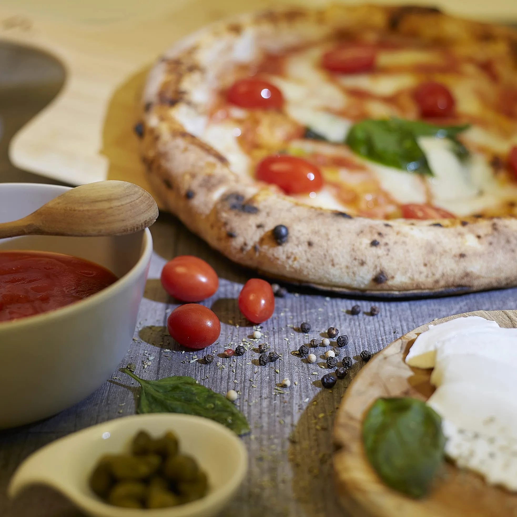 Amazy Pietra refrattaria per pizza da forno, incl. Pala in bambù, Carta da forno riutilizzabile e Ricettario –Pietra pizza dal sapore italiano (38x30x1,5cm)