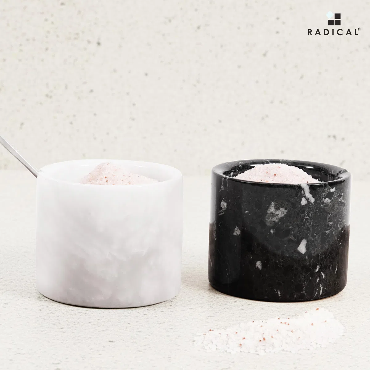Radicaln Saliera in marmo con coperchio, realizzata a mano in bianco e nero, set di 2 contenitori per sale e pepe con vassoio in marmo - Contenitori per spezie e sale