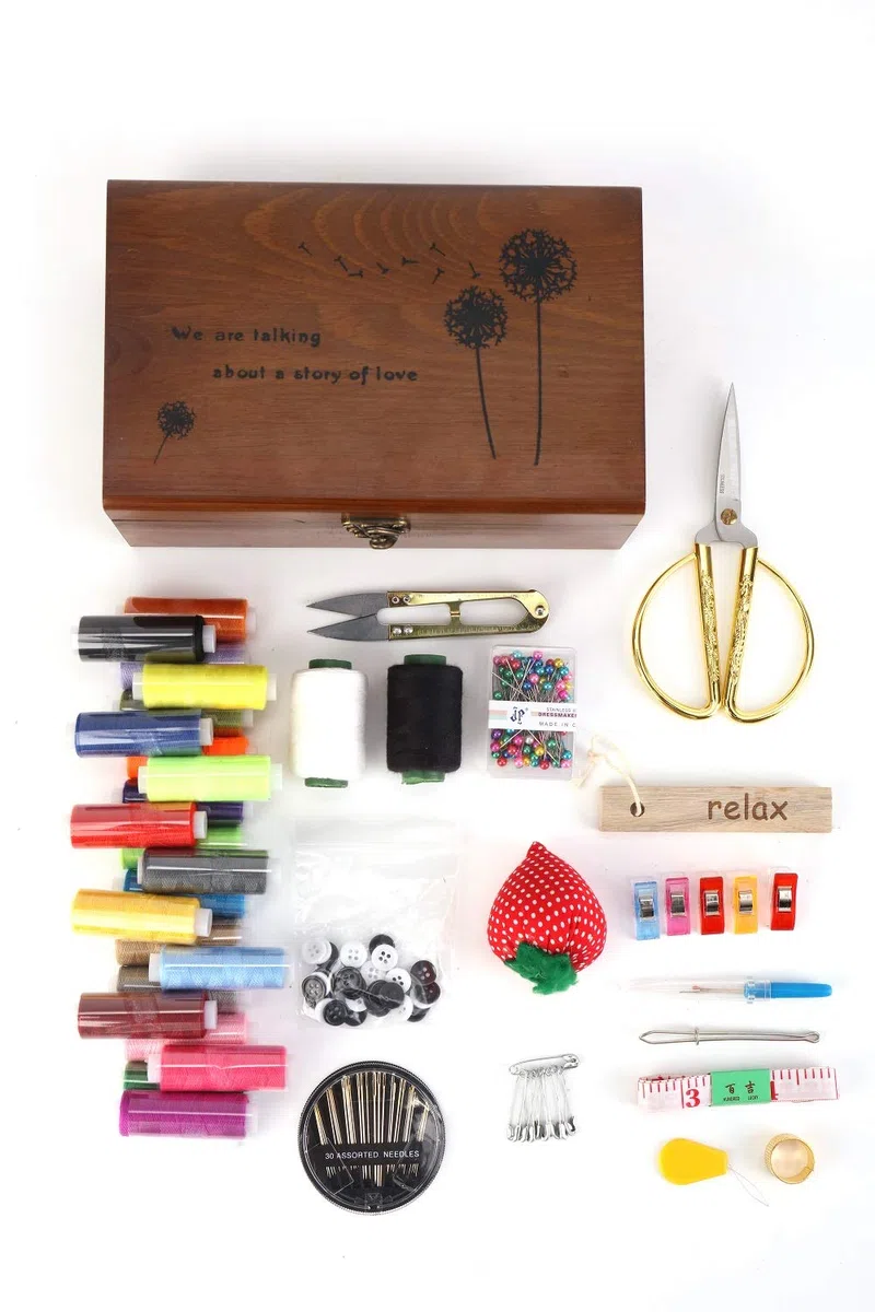 Scatola da cucito in legno con accessori per kit da cucito cestino da cucito con scomparti aghi spille filo forbici nozioni regalo per donne ragazze e adulti Sewing box with sewing kit accessory