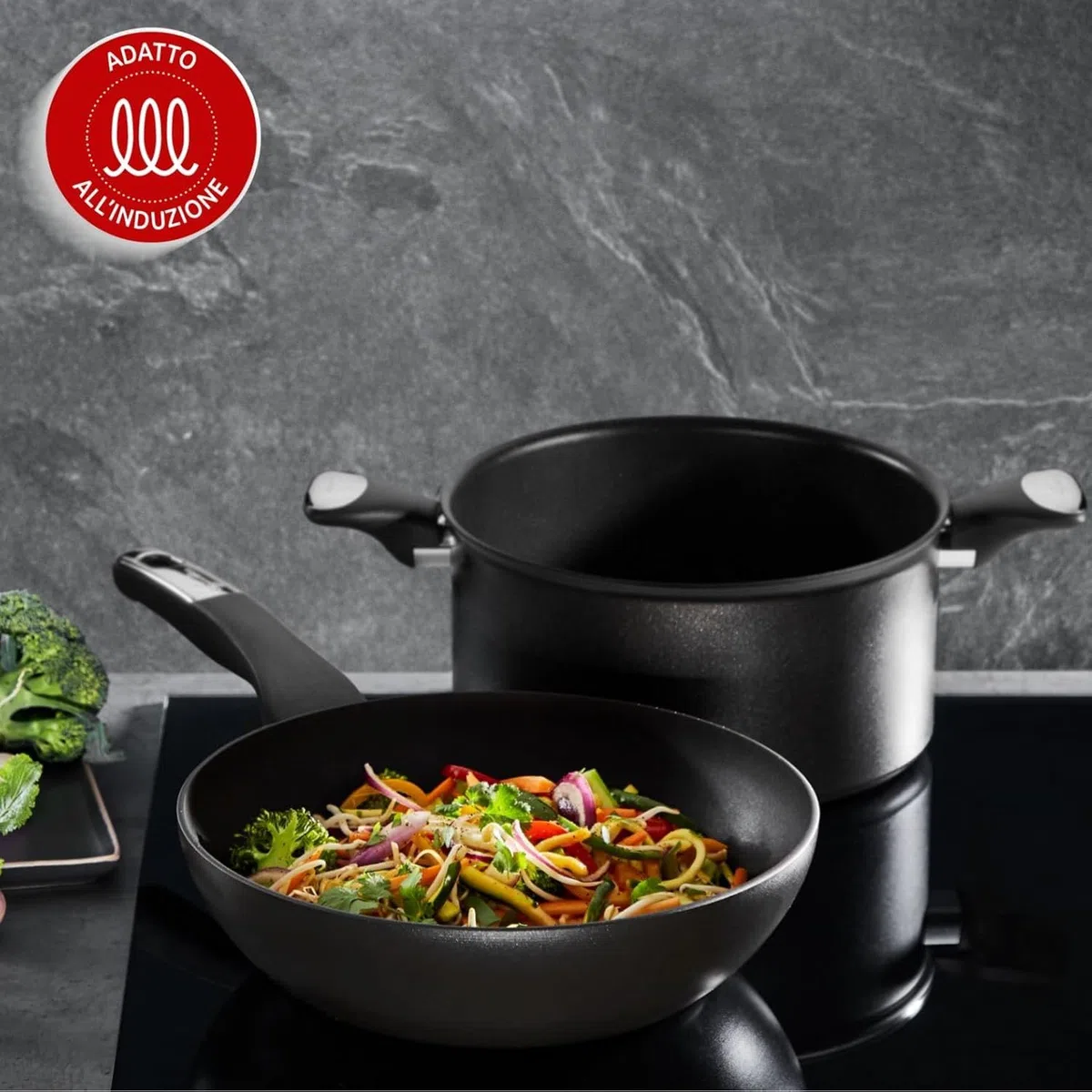 Lagostina Intensive Pro, Wok Antiaderente 28 cm, Rivestimento Titanio Antigraffio, Cottura Rapida e Uniforme, Tecnologia Thermo-Signal, Wok Adatto a Tutte le Fonti di Calore Inclusa Induzione