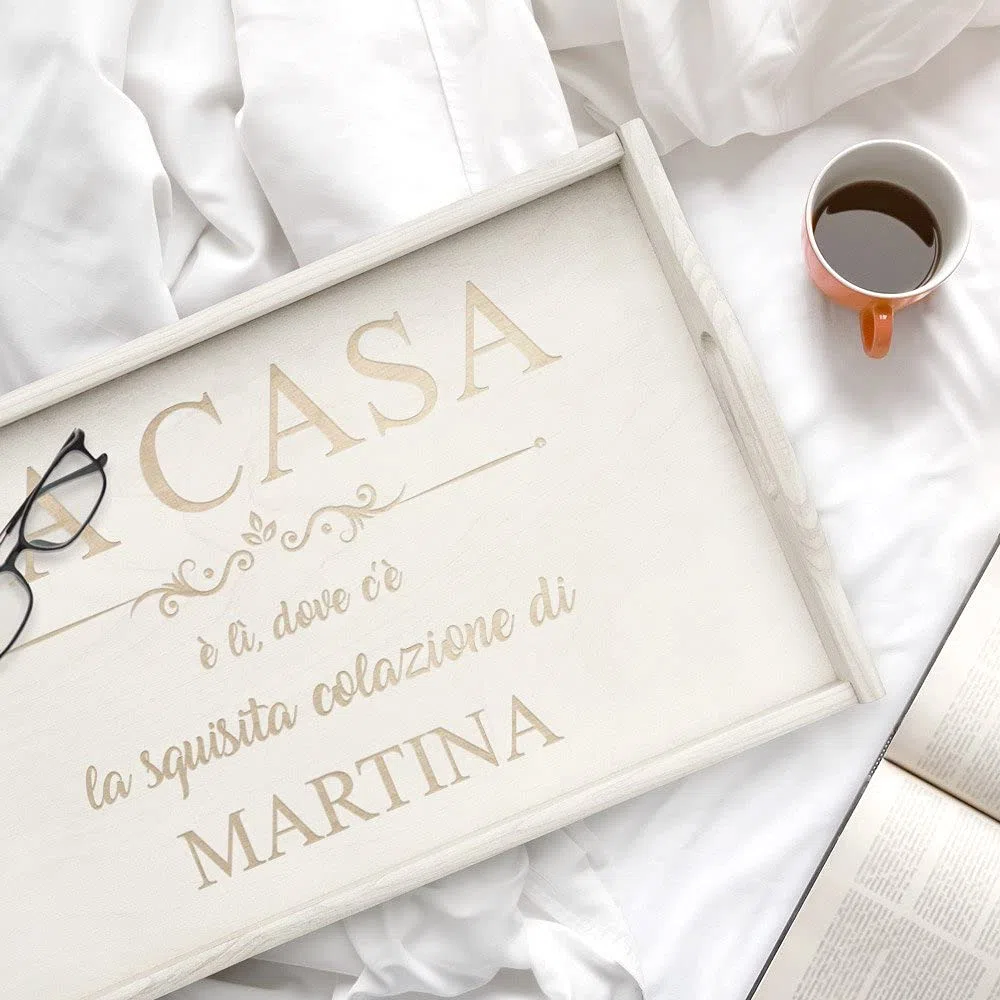 Maverton Vassoio da Colazione a Letto Personalizzato - Tavolino Pieghevole Bianco in Legno - Incisione Laser - Tavolo Multiuso 50 x 30 cm - regalo donna - Casa
