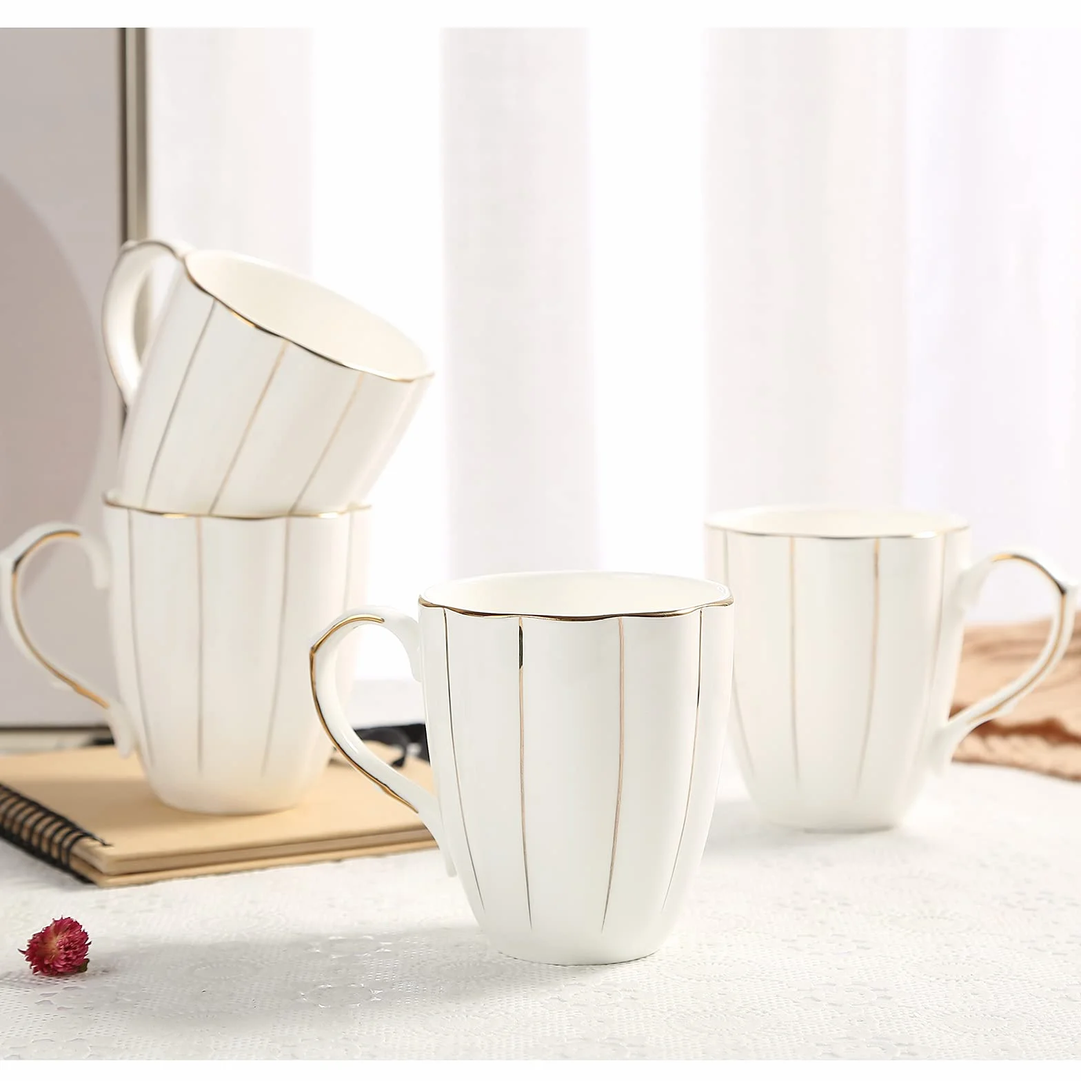 DUJUST Set di 4 Tazze da Caffè (382,7 g), Design Britannico di Lusso con Finiture Dorate Artigianali, Set di Tazze in Porcellana Bianca e Oro di Prima Classe per Caffè, Tè e Latte