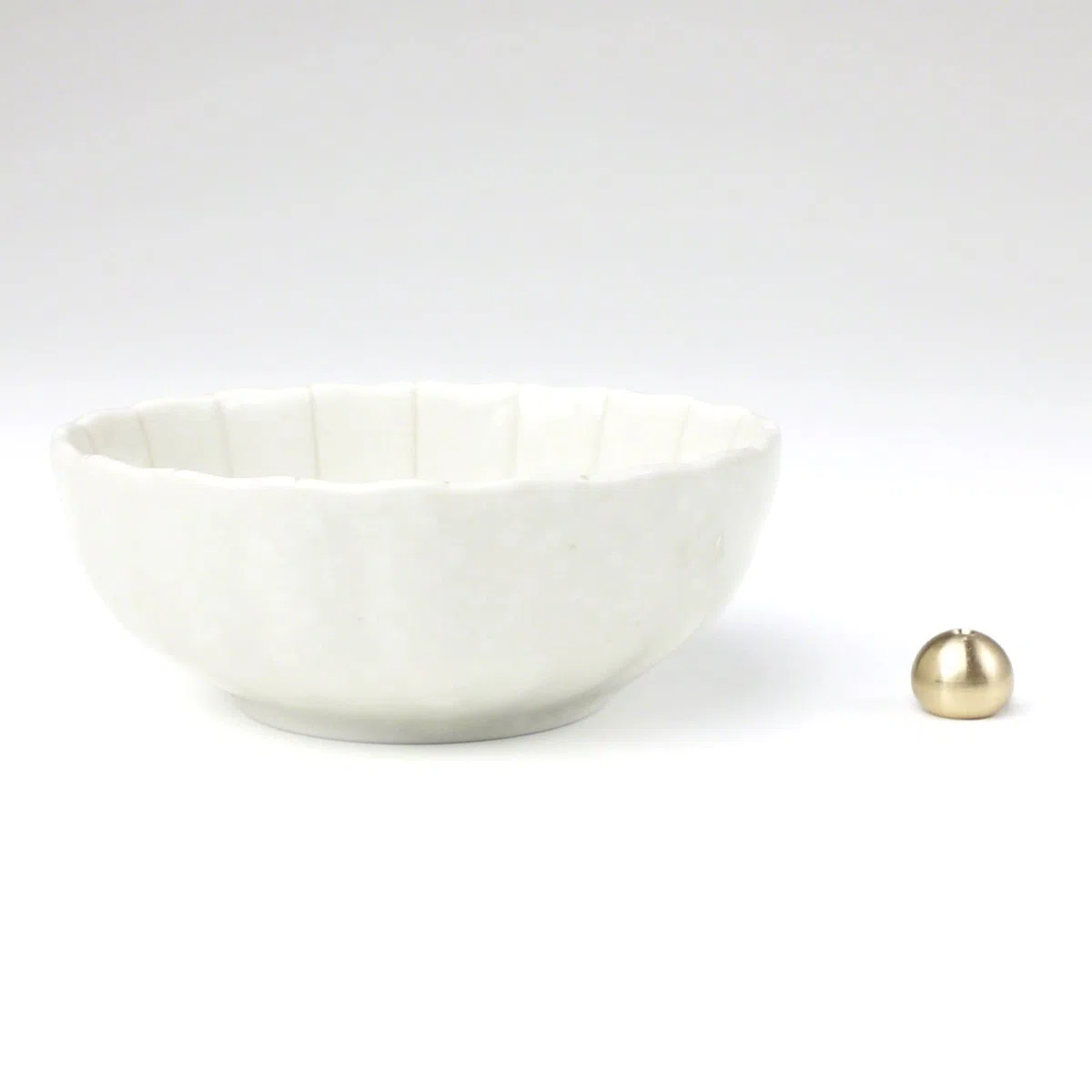 Asayu Japan Porta Incenso a Fiore di Loto per Bastoncini con Cattura Ceneri in Ceramica e Bruciatore di Incenso in Ottone, Fatto in Giappone - Fiore di Loto Bianca