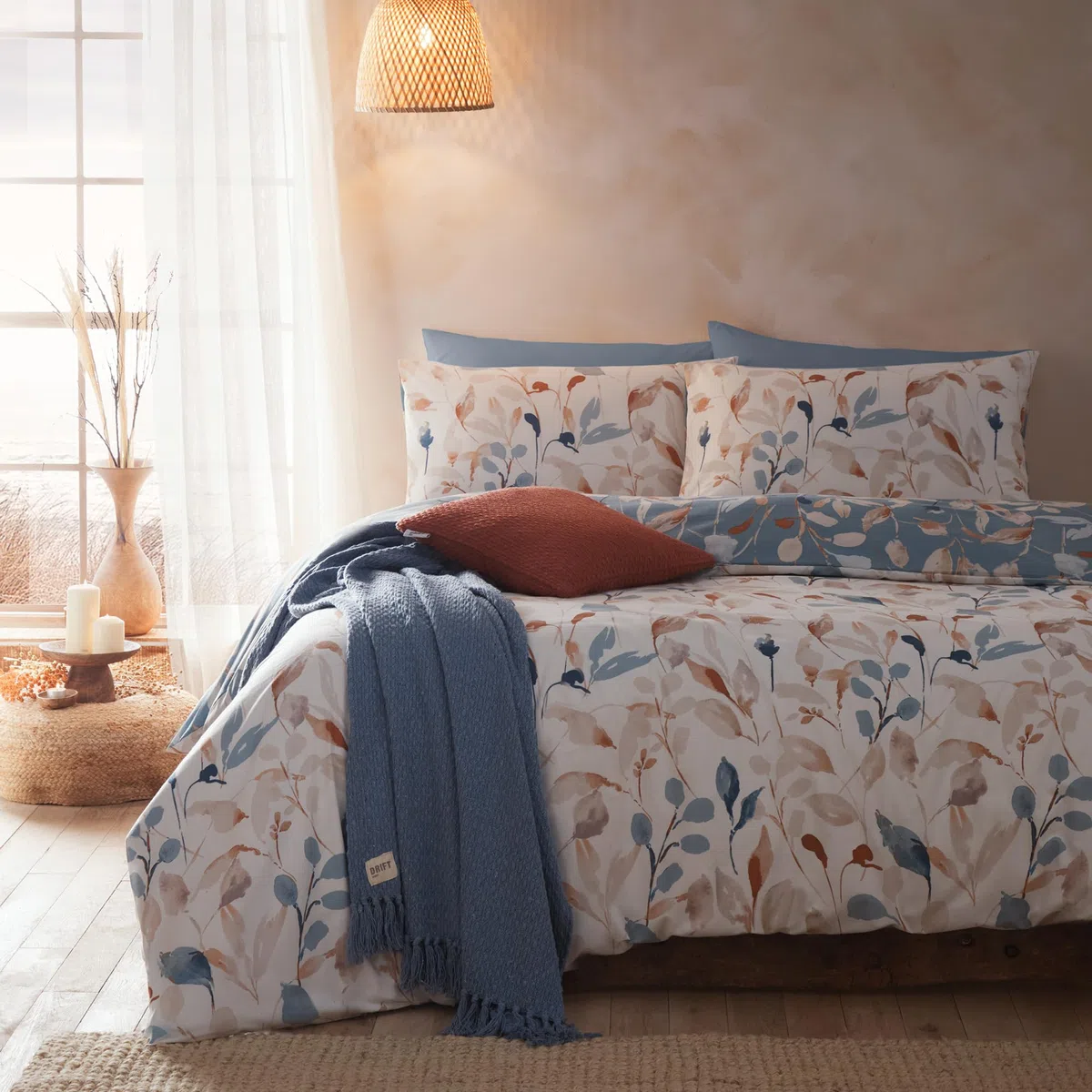 Drift Home - Copripiumino ecologico floreale foglia - Letto matrimoniale (200 x 200 cm) - Design reversibile - Cotone riciclato sostenibile (BCI) - 2 federe - Blu/Naturale con foglia