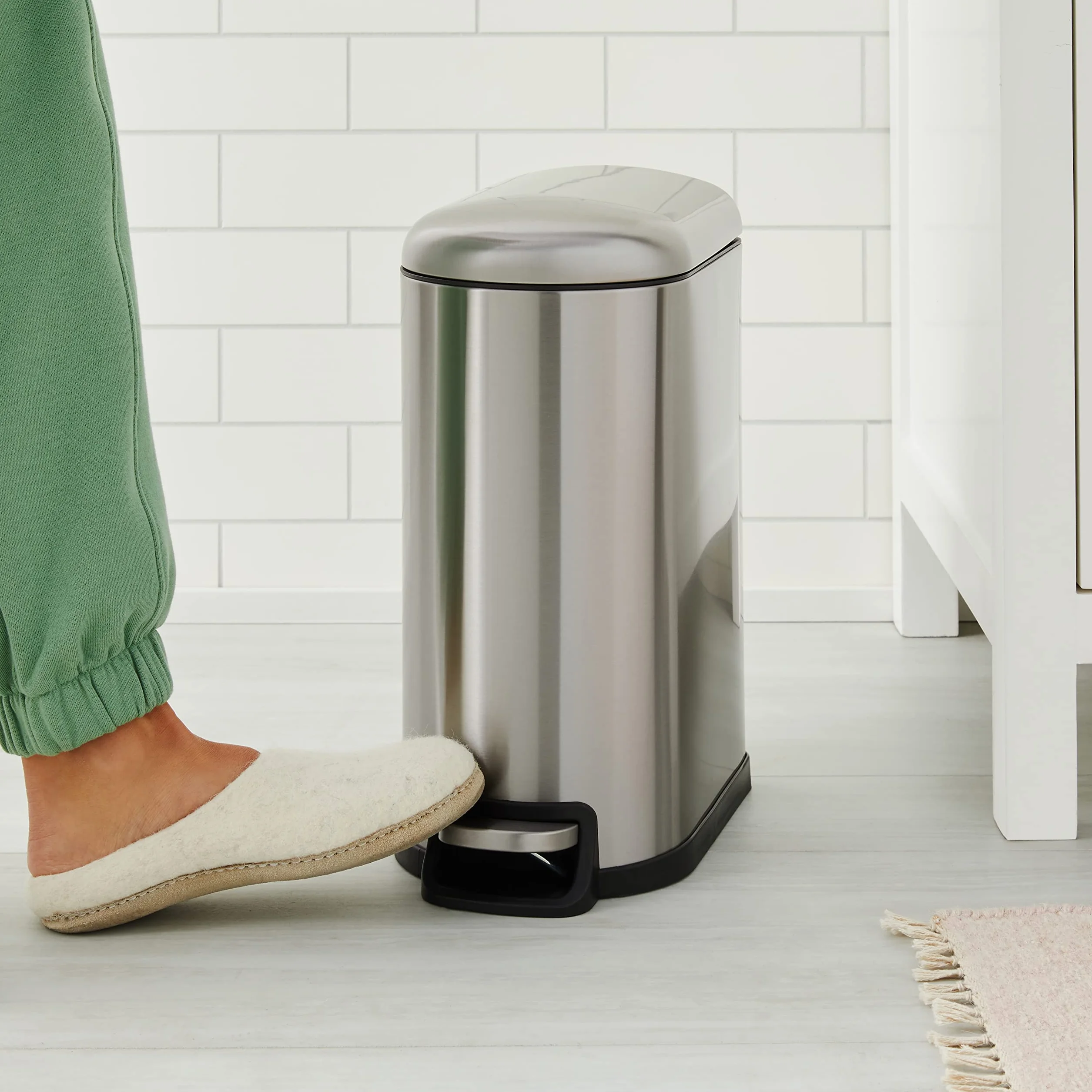 Amazon Basics Pattumiera a D, piccola, antimacchia, con pedale a chiusura ammortizzata, per bagno, camera da letto o soggiorno,sottile per spazi stretti, 10 l,in acciaio inox spazzolato, 2.6 gallons