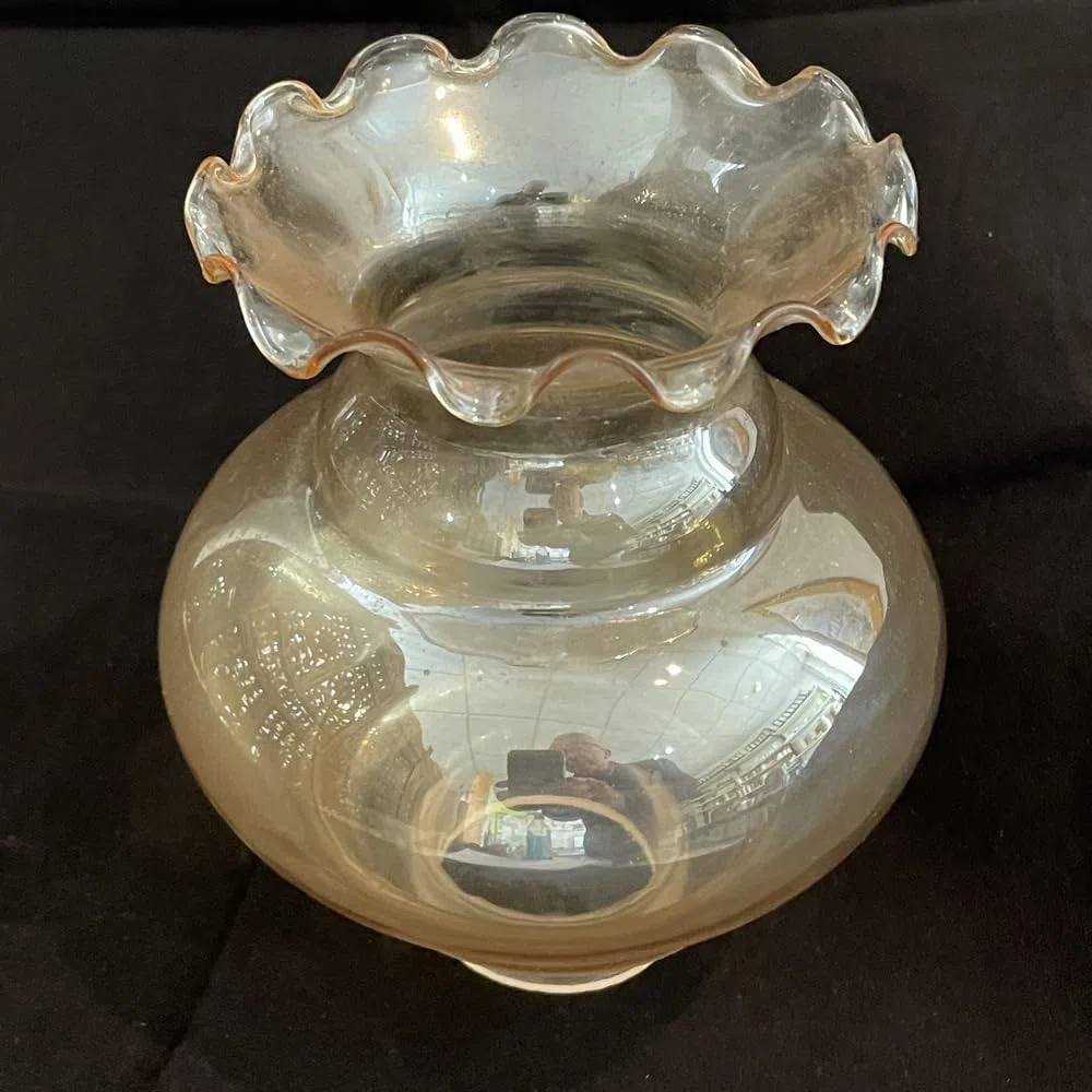Cilindro in vetro senza fondo ambra, diametro inferiore 5,3 cm, altezza base 2 cm, altezza totale 16 cm, diametro più largo 13 cm, bordo superiore curvo, diametro 10 cm