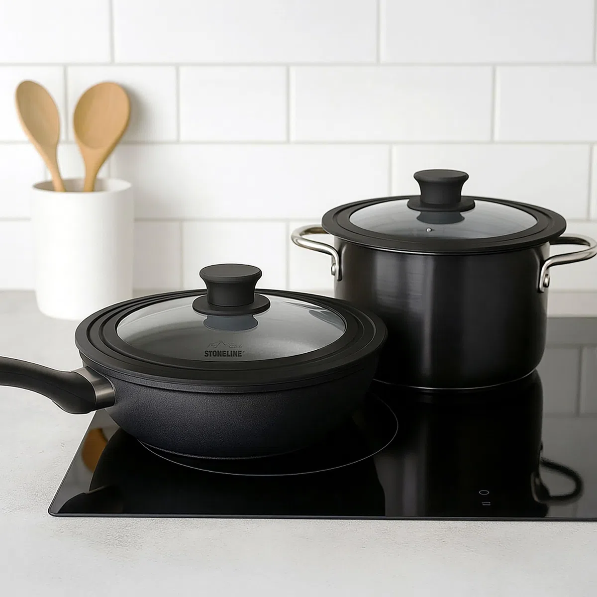 STONELINE 3 in 1 Coperchio Universale Set 2 Pezzi per Pentole e Padelle da 16/18/20 e 24/26/28 cm Coperchio in vetro Universale Bordo Silicone Platino Graduato, Resistente al Calore, 6 Misure, Nero