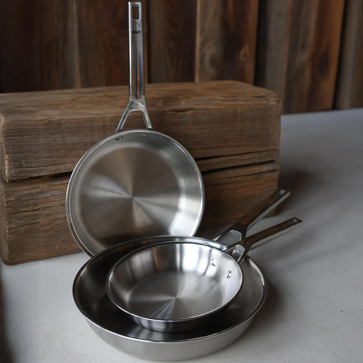 Florina Padella in acciaio inox LUCIDA | 28 CM | 3 strati | Nucleo in alluminio | Adatta al forno | Manico ergonomico | Finitura a specchio | Per tutti i piani cottura