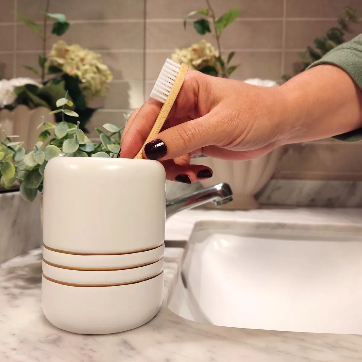 Set Bagno Accessori Completo di Lusso, 3 Pezzi in Ceramica Kit Accessori Bagno Moderni con Scopino Bagno Wc, Porta Sapone Liquido e Spazzolini