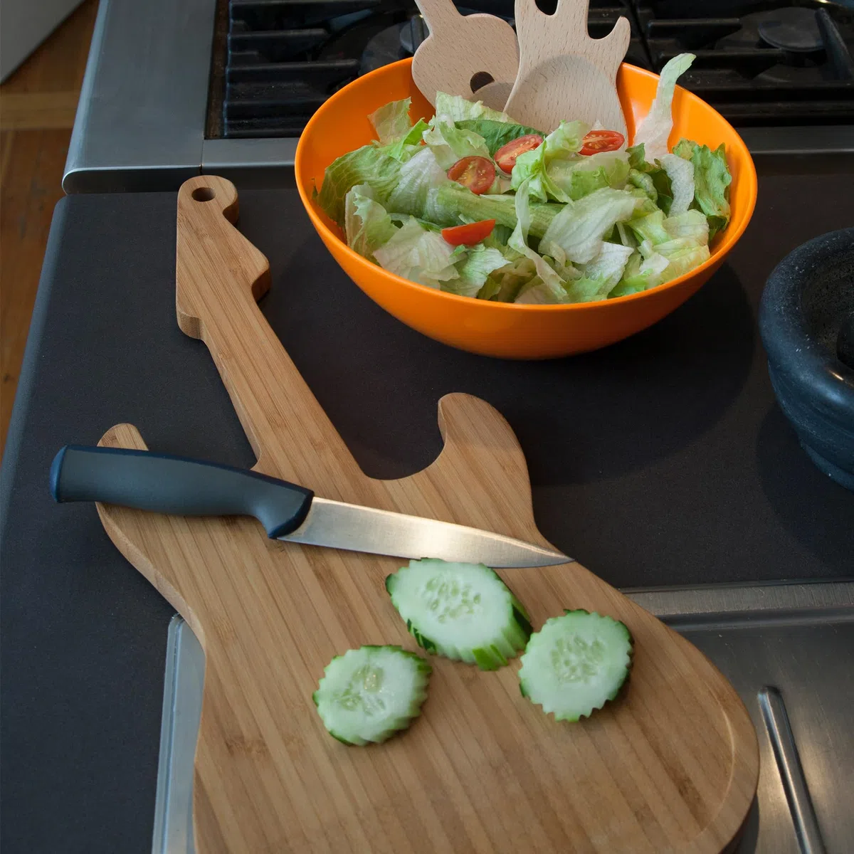 Kikkerland Guitar Cutting Board Tagliere, Bamboo, Black, 49x22x2 cm