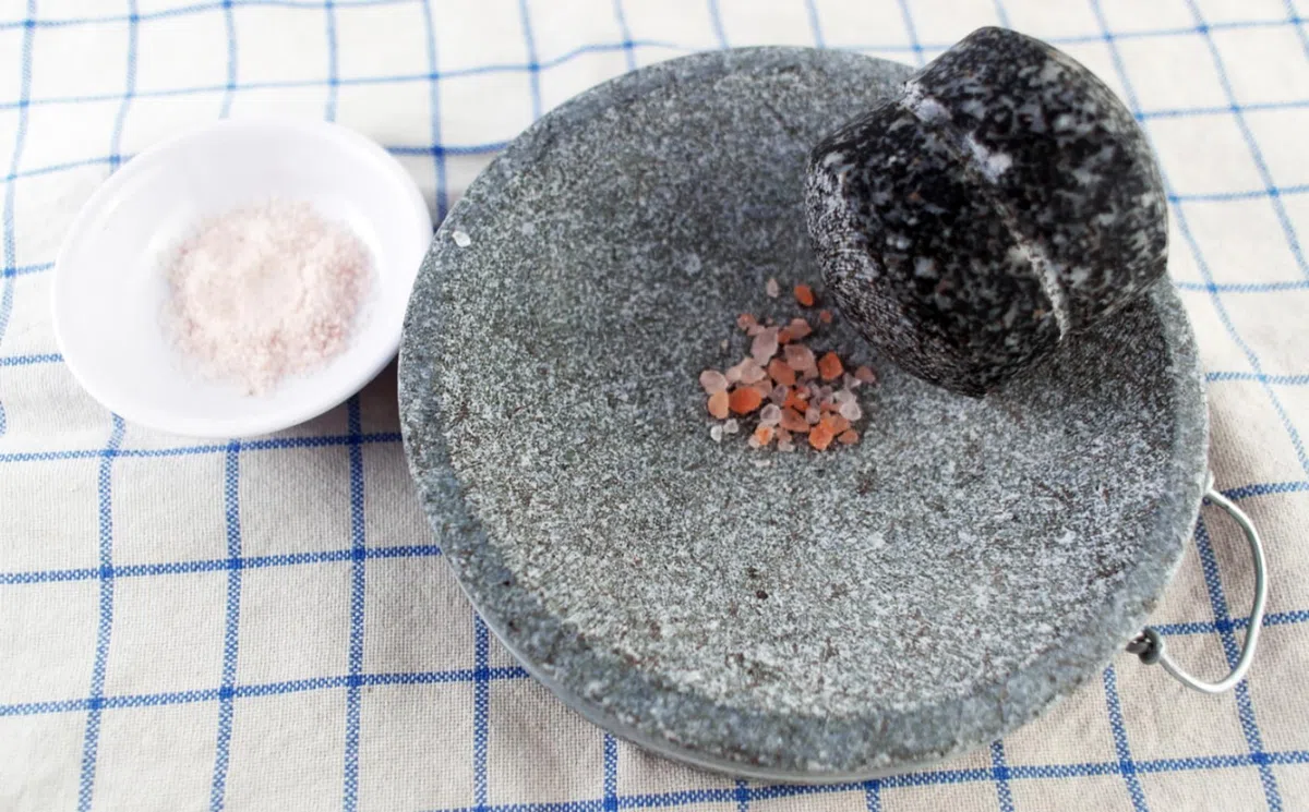 Set con mortaio e pestello in granito di piccole dimensioni, 15 cm/6 pollici, con piastra in pietra per spezie e sale, ideale per campeggio e uso primitivo