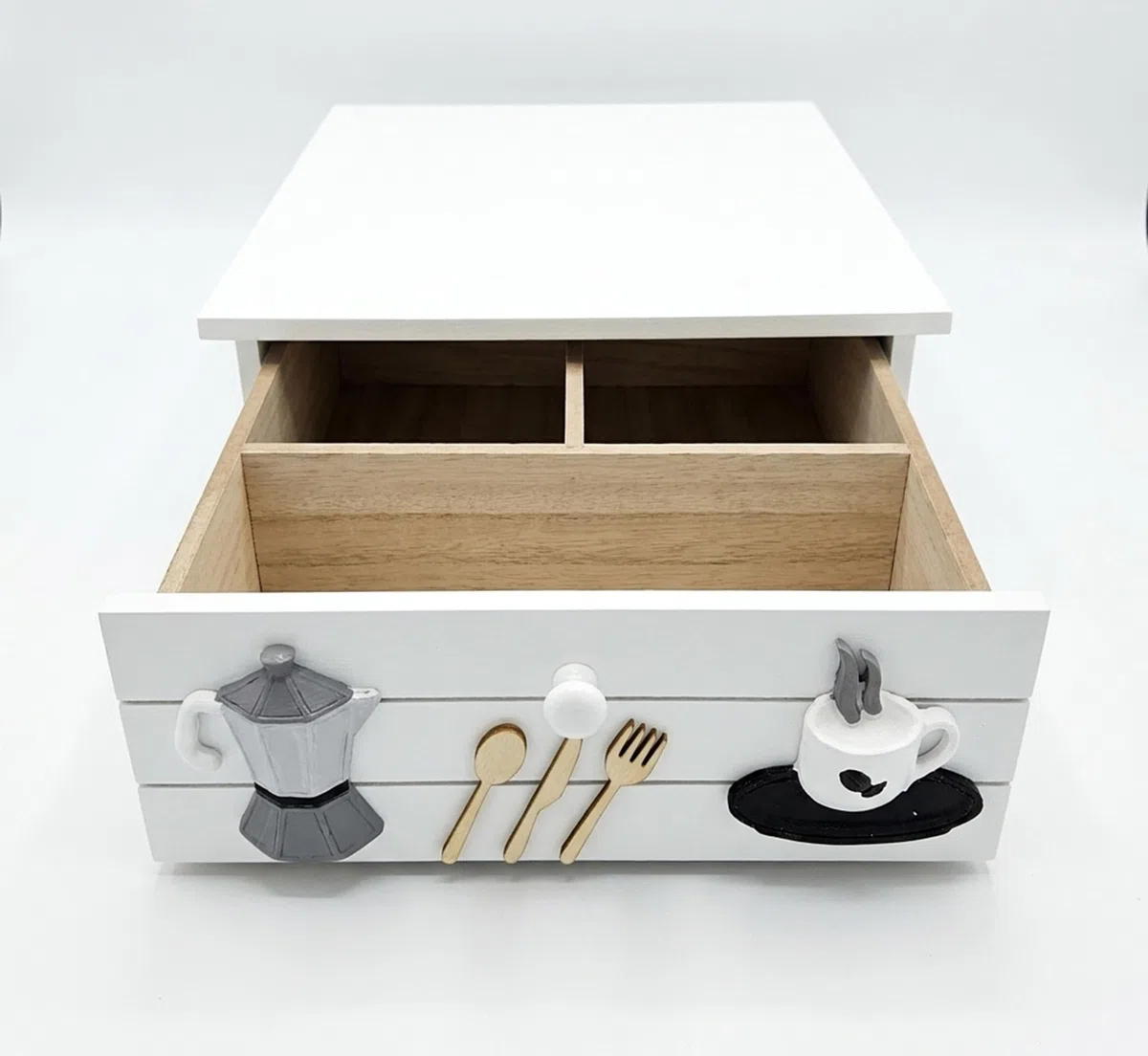 Cassetto Porta Cialde e Capsule Caffè in Legno, Base per Macchina Espresso, 33x27x11 cm, Cassettiera Salvaspazio Contenitore Box 3 Scomparti, Design Shabby Chic con Decorazioni 3D (Bianco)