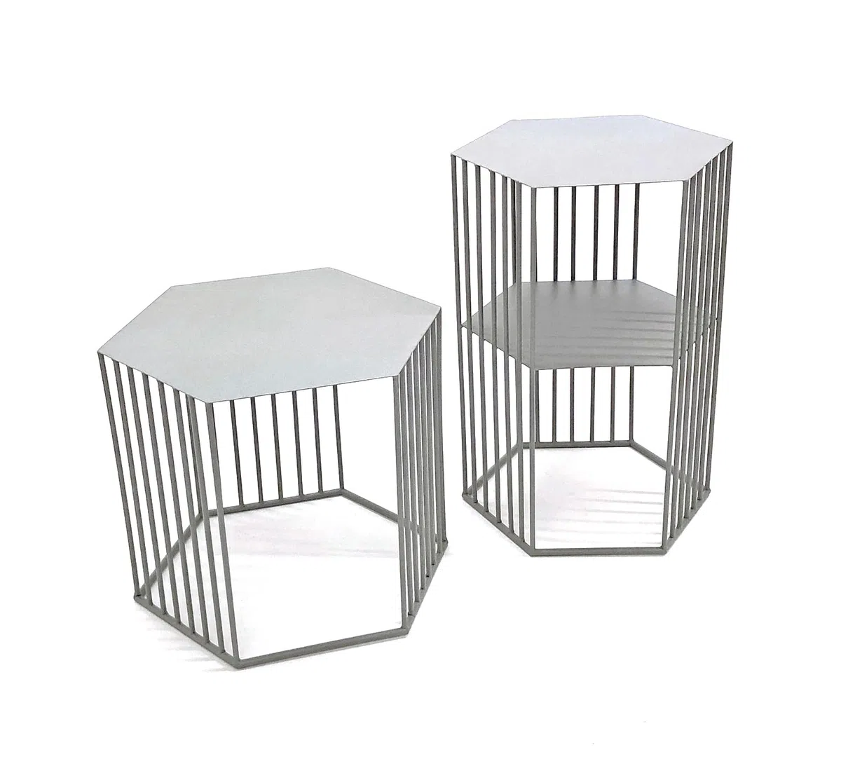 HAKU Set di 2 tavolini in metallo grigio freddo - Dimensioni: L 38/42 x A 55/45 x P 33/37 cm Stile: Moderno