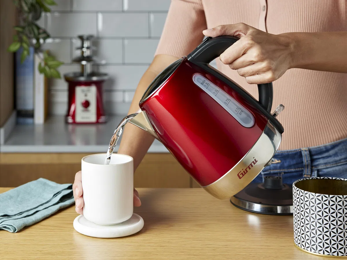 Girmi BL32 Bollitore Cordless Inox, 1.2 Lt, 1630 W, Resistenza nascosta, Bse di rotazione a 360°, Corpo in metallo, Rosso