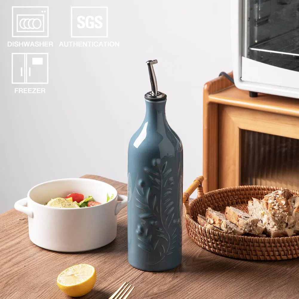 Sweejar Home Grande Bottiglia Dispenser in Ceramica per Olio d'Oliva, 700ml, Ampolla Opaca con Rilievi Protegge dall'Ossidazione, Bottiglia per EVOO, Aceto, Salsa di Soia, Blu Nebbia