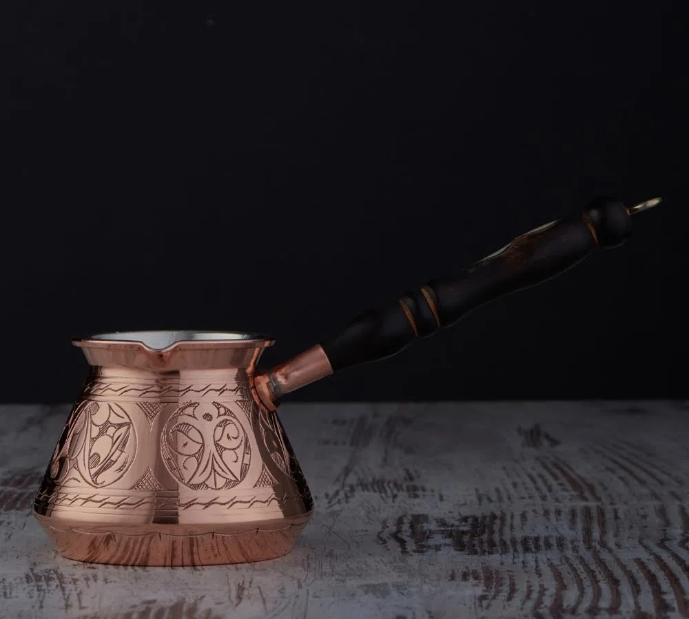 DEMMEX Cezve Turca in Rame Massiccio, Ibrik Arabo Greco, Pentolino per Caffè Stovetop con Manico in Legno e Cucchiaino, Fatto a Mano in Turchia, 270 ml (Inciso)