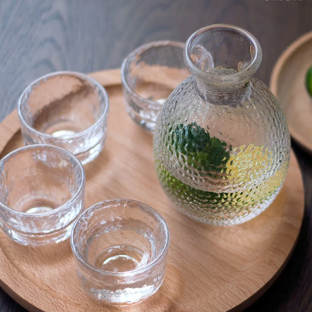 Vetro Impostato di Sake di 5 pezzi, 300ml bottiglia di sake e 4 Tazze di Sake (40 ml Ciascuno), Set Bicchiere da Vino per Servizio Sake Caldo/Freddo, Set di Sake in Vetro Giapponese