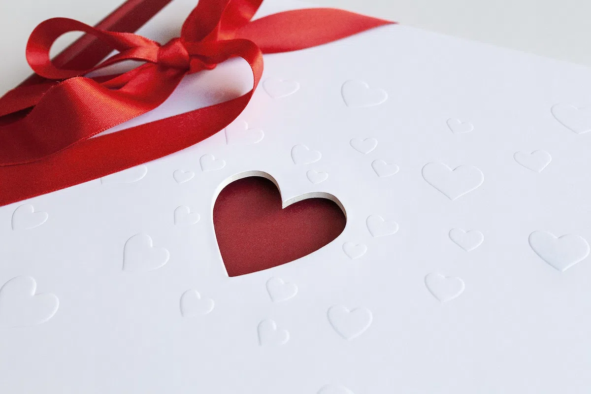 walther design Album Fotografico Bianco 28 x 30,5 cm con Copertina Ritagliata e goffratura, Album di Nozze Love UH-159
