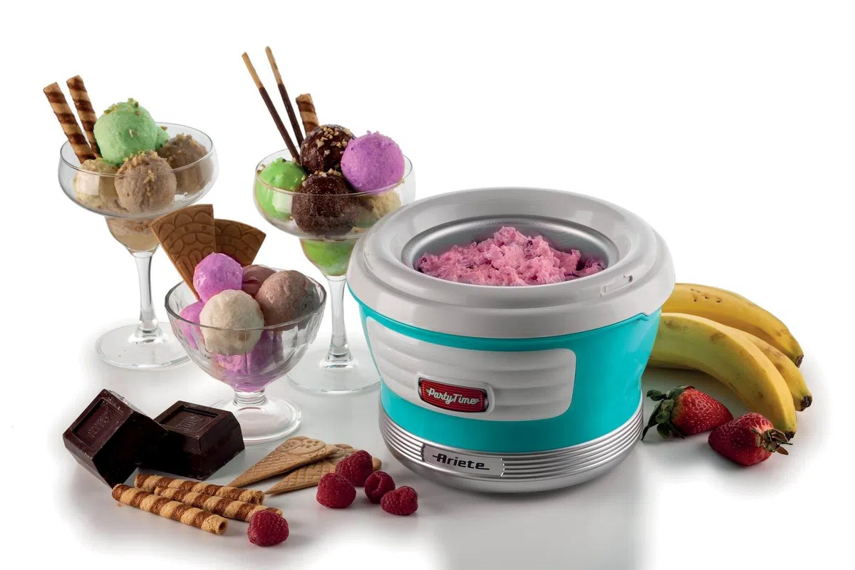 Ariete 643 Ice Cream Maker Party Time, Macchina per fare il gelato, 12W, Capacità 1,5 L, Spatola di miscelazione, Tempo preparazione 30 minuti, Coperchio per aggiunta ingredienti, Azzurro