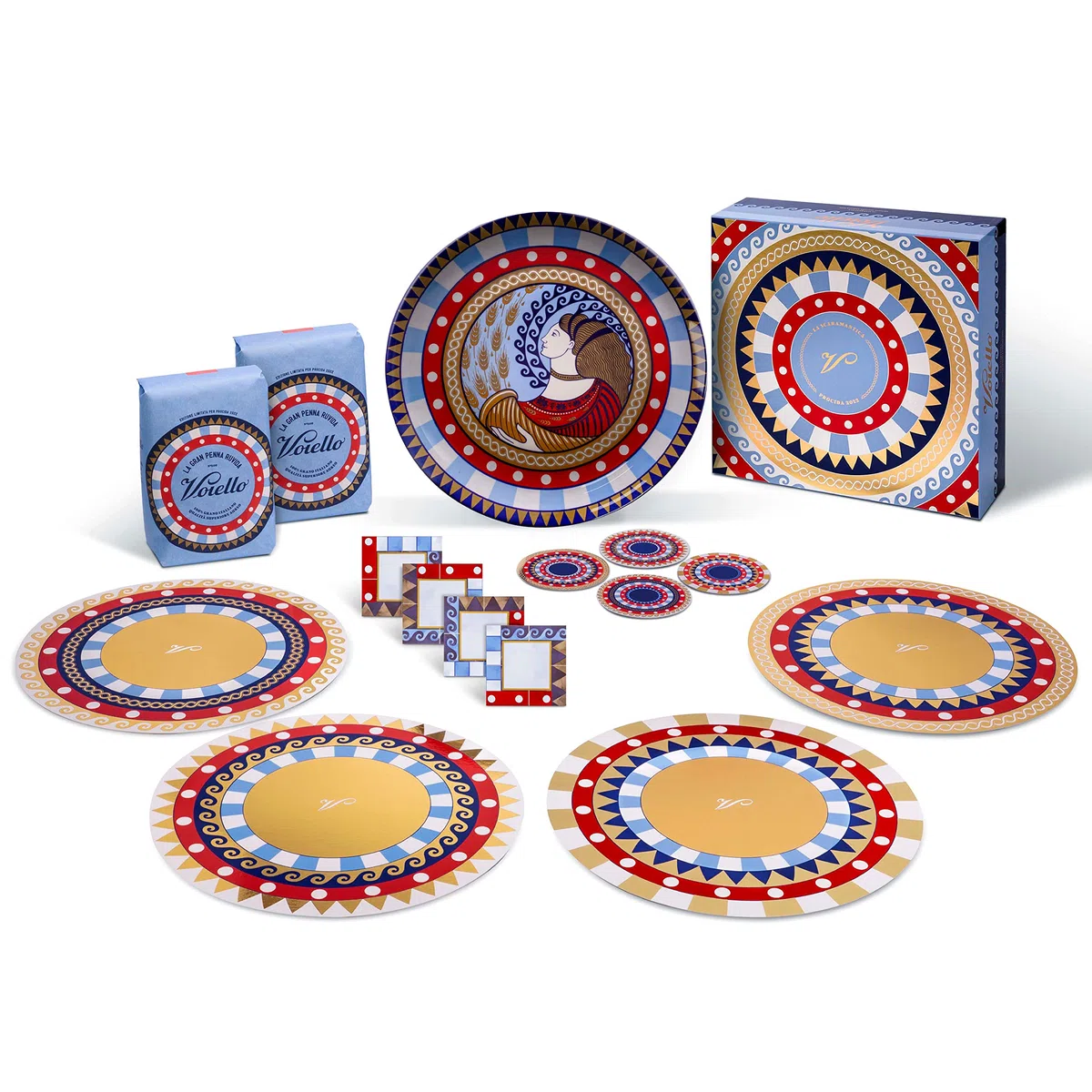 Voiello La Scaramantica Gift Box, Idea Regalo con 2 Pack di Pasta La Gran Penna Ruvida, 1 Piatto da Portata, 4 Sottopiatti, 4 Sottobicchieri, 4 Segnaposti, Edizione Limitata Dedicata a Procida
