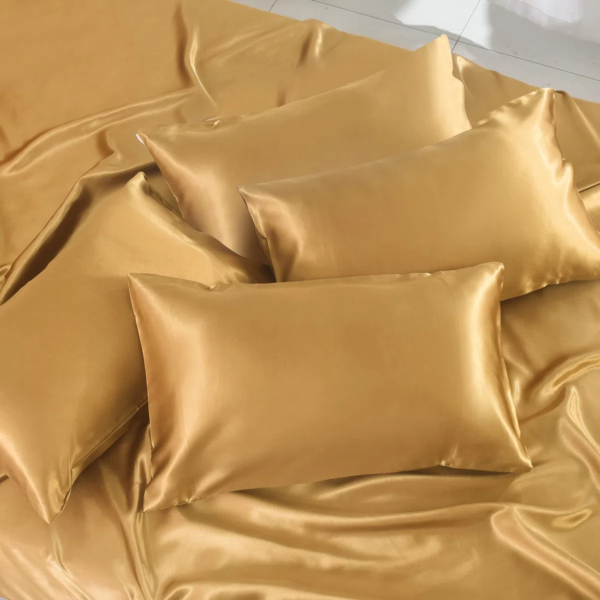 Set completo di biancheria da letto in raso di seta, 6 pezzi, lenzuolo con angoli, copripiumino, 4 federe. Colore: oro opaco. Dimensioni: matrimoniale