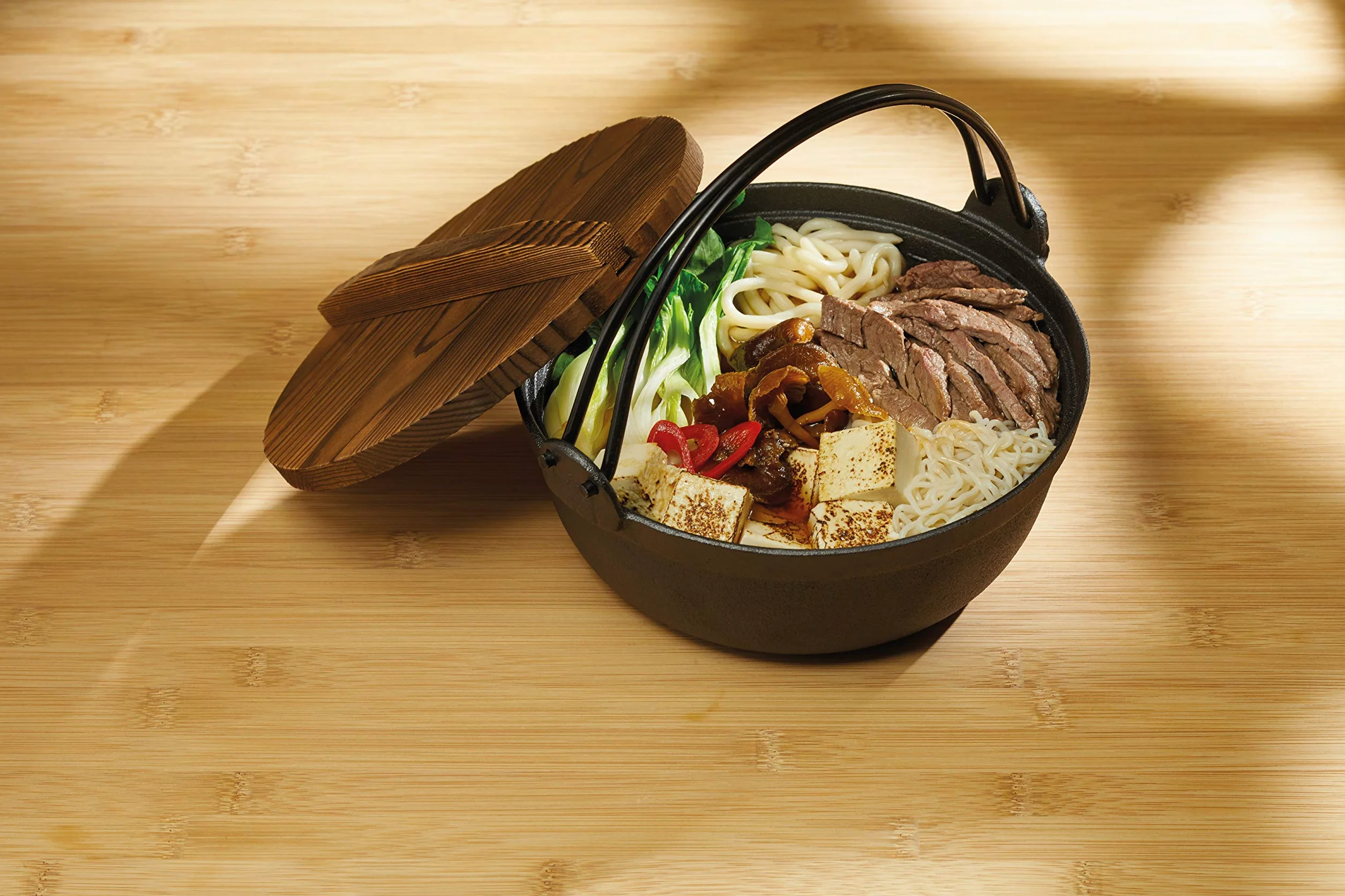 KitchenCraft World of Flavours Pentola Giapponese in Ghisa con Coperchio in Legno, Colore Nero, 21 x 21 x 10 cm, Capacità 1,5 Litri