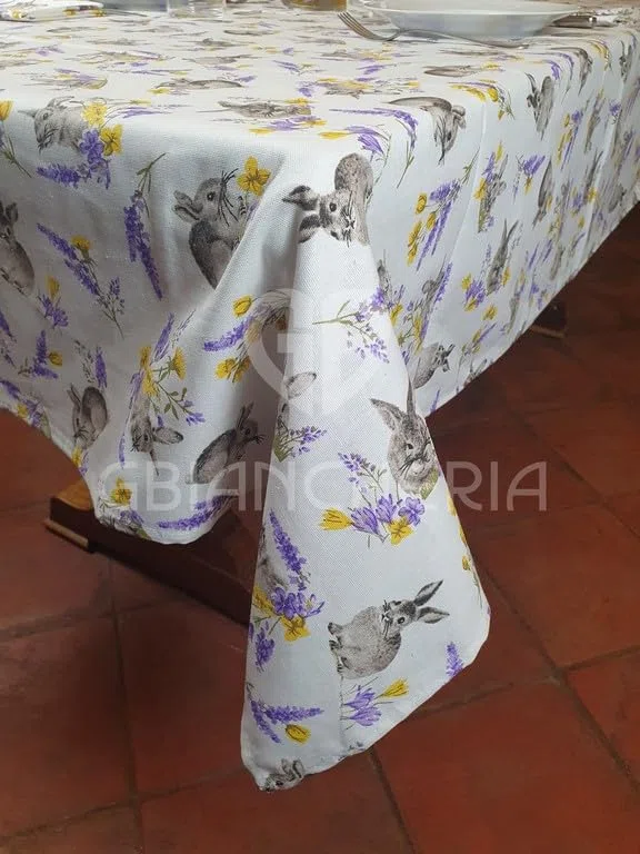 Tovaglia da tavola Stampata in 100% Cotone con TOVAGLIOLI Dis. CONIGLIETTI Adatta per l'uso quotidiano Prodotto Ideato, Tessuto e Confezionato in Italia (Per 12 Persone 140x240cm)