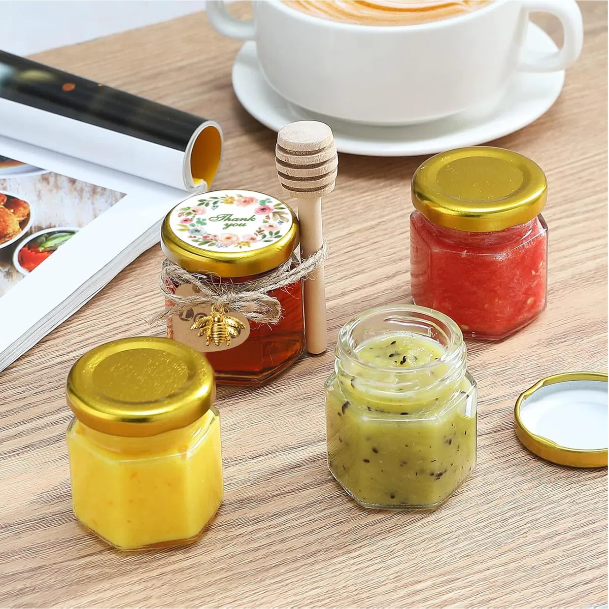 30 pezzi Mini Vasetti Miele,esagonale vasetti di vetro miele da 45ml con coperchio a vite,Mini Vasetti per Miele Esagonali coperchi dorati,pendenti a forma di ape