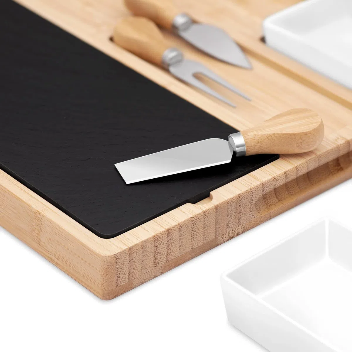 Maverton Tagliere per formaggio e salumi in ardesia - vassoio da portata in legno di bambù - set 3 posate - incisione personalizzata - rettangolare - idea compleanno per uomo - regalo di Natale - nome