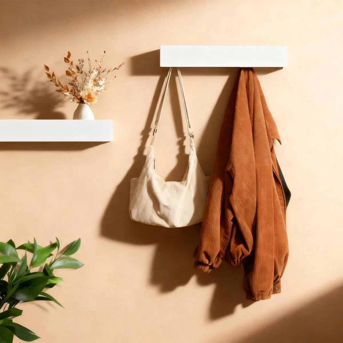 43,5cm Attaccapanni da Parete con Mensola, 5 Ganci Nascosti, Appendiabiti in Legno e Metallo, Ganci Discreti per Ingresso, Camera da Letto, Bagno e Soggiorno, Appendivestiario Bianco
