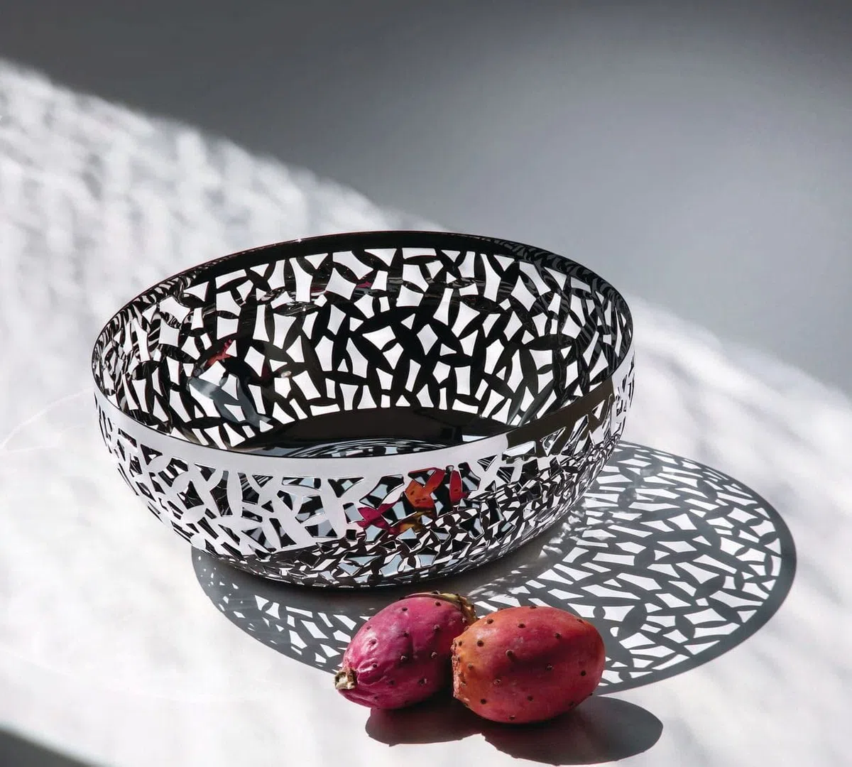 Alessi Cactus MSA04/21 B Centrotavola Portafrutta Traforato di Design, in Acciaio Colorato e Resina Epossidica, Nero