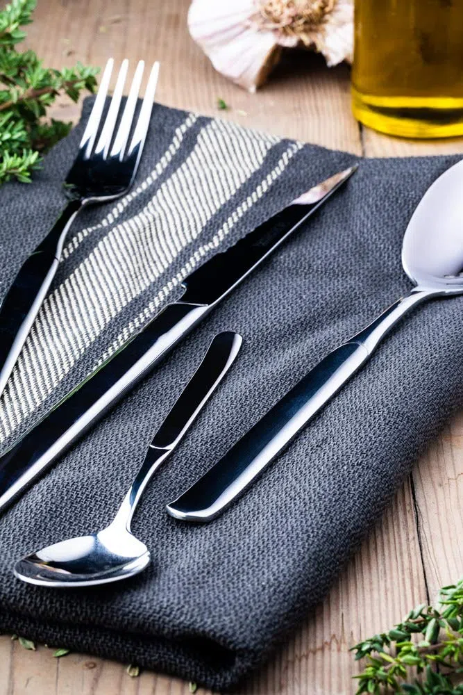 MONIX Milan | Set di posate di 24 pezzi con coltello da bistecca, acciaio inossidabile 18/10, design contemporaneo, finitura lucido brillante, spessore 2 mm (6 persone)