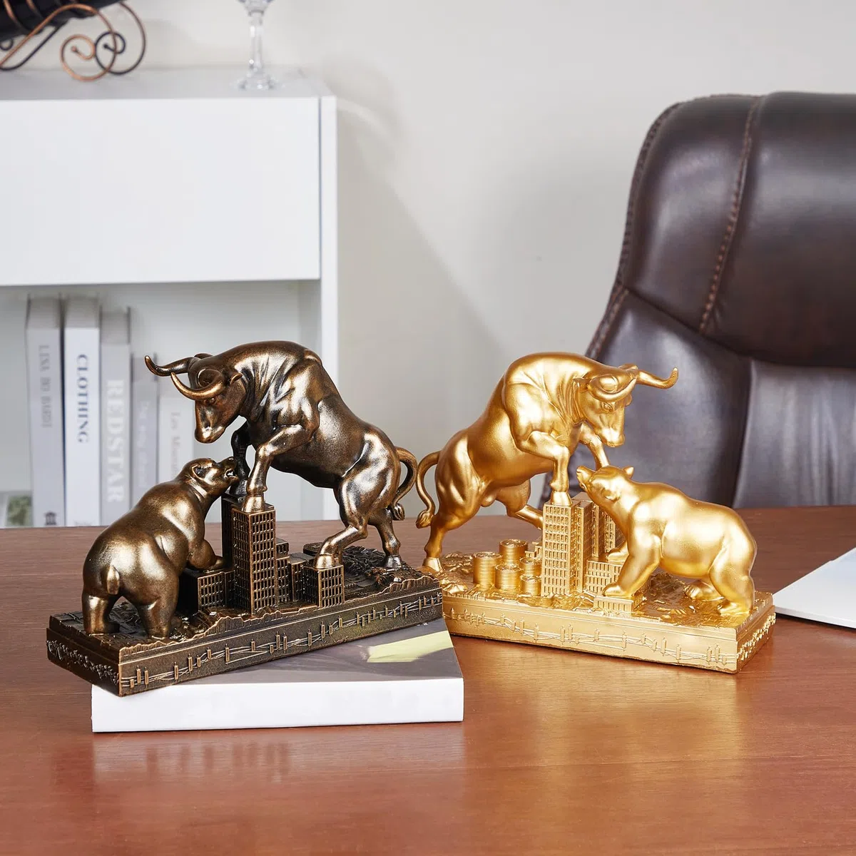 Statua di toro e orso,Decorazione da tavolo astratta in resina, decorazione del mercato azionario,Un regalo per gestori di investimenti e investitori.