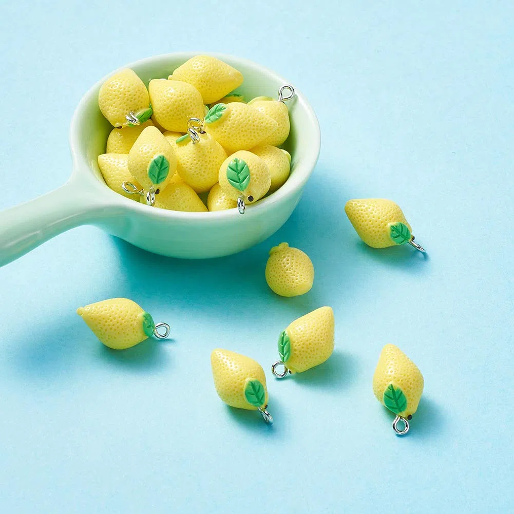 FASHEWELRY 200 ciondoli in resina a forma di limone, portachiavi con piccoli cartoni animati, per braccialetti e gioielli fai da te, 20 x 12 mm