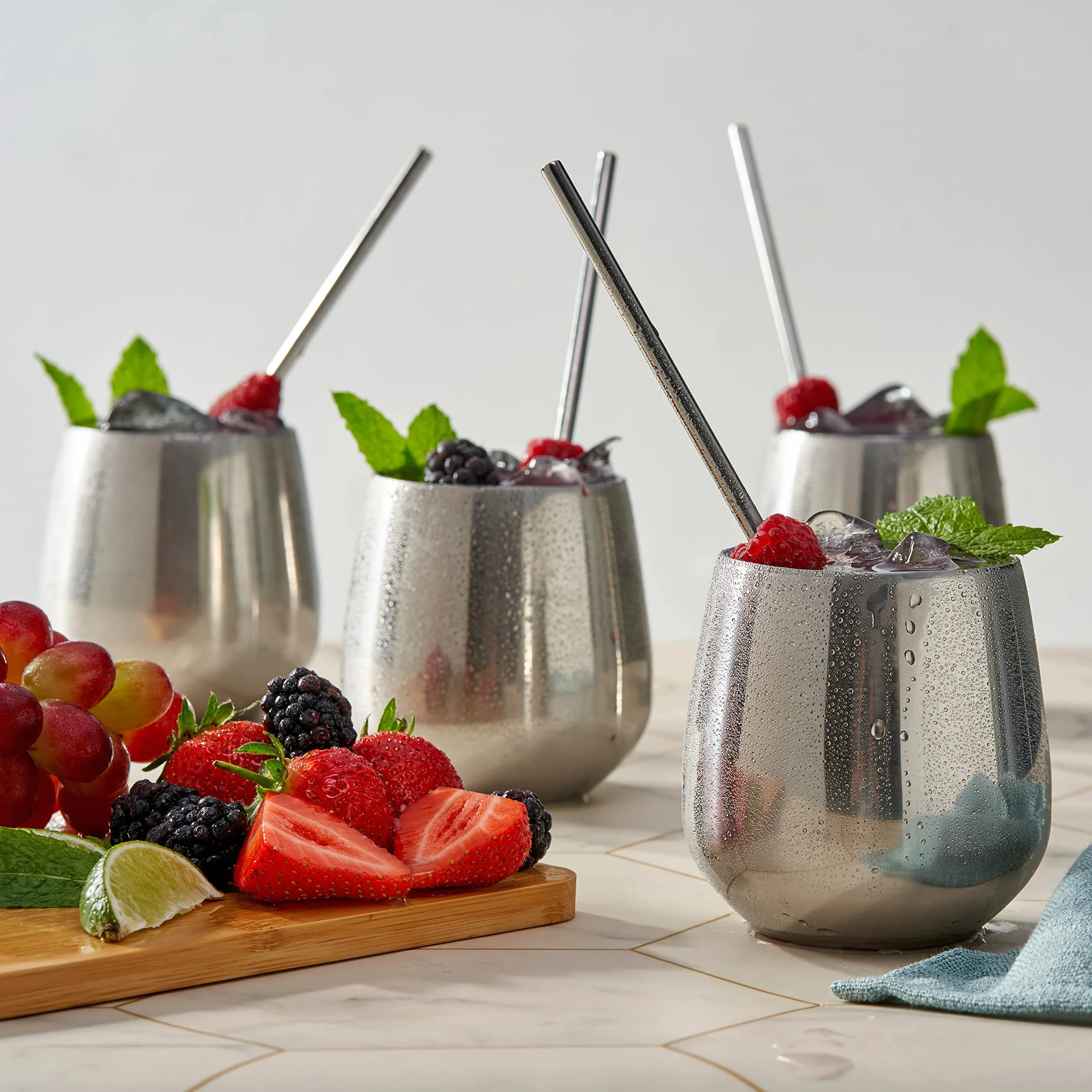 Oak & Steel - Set di 4 Bicchieri da Vino in Acciaio Inossidabile con Cannucce: Durevoli, Infrangibili e Ideali per Mantenere il Vino Freddo - Presentati in una Confezione Regalo dal Design Raffinato