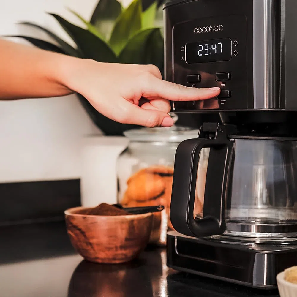 Cecotec Macchina da caffè a goccia Coffee 56 Time, 800W, Programma il tuo caffè, Schermo LCD, Beccuccio antigoccia, Capacità 1,3L, 12 tazze, Spegnimento automatico, Serbatoio con finestra