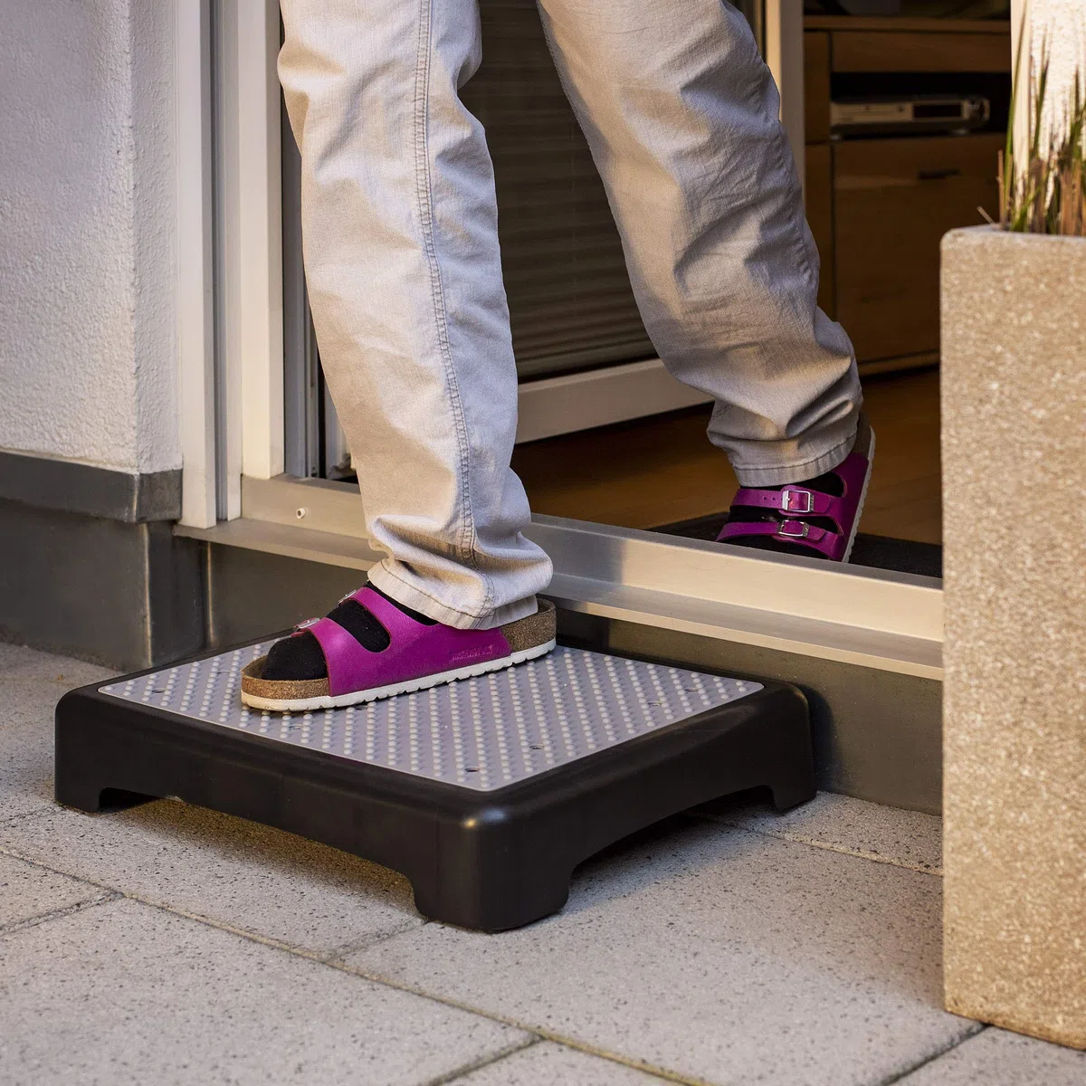 UPP Scaletta per interni ed esterni fino a 200 kg, aiuto per anziani o poggiapiedi per bambini con sicurezza antiscivolo | sgabello e aiuto per la salita per bagno, cucina e soglia della porta