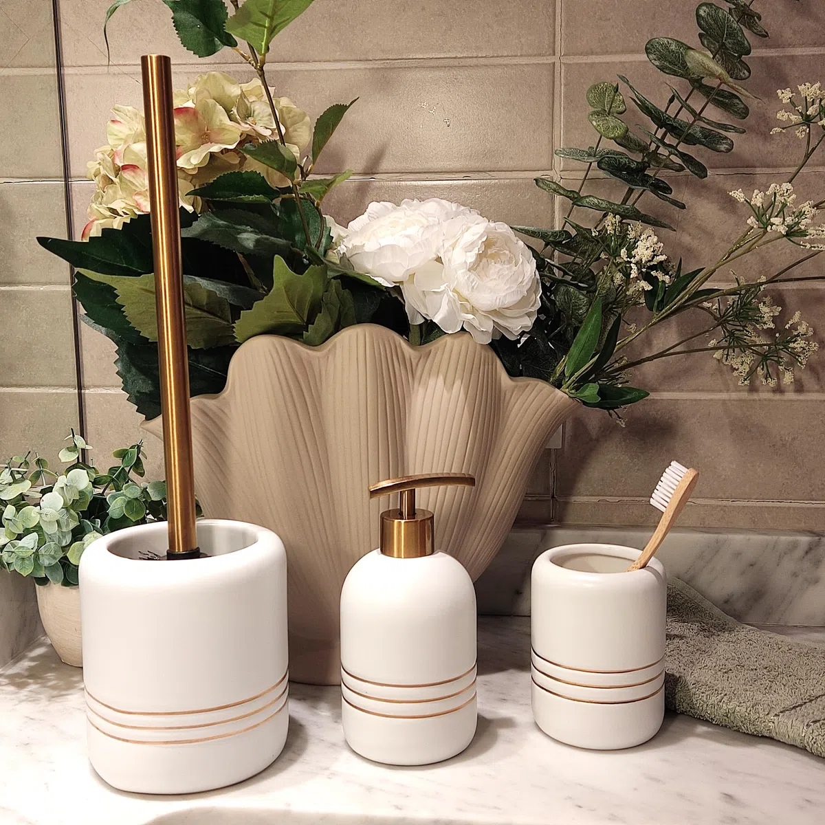Set Bagno Accessori Completo di Lusso, 3 Pezzi in Ceramica Kit Accessori Bagno Moderni con Scopino Bagno Wc, Porta Sapone Liquido e Spazzolini