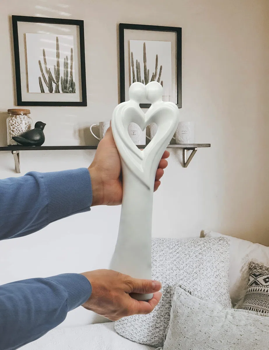 Elegante scultura cuore coppia - coppia innamorata a forma di cuore fatta di ceramica in bianco per la decorazione - Moderna figura 28cm come simbolo di amore e felicità - regalo di alta qualità