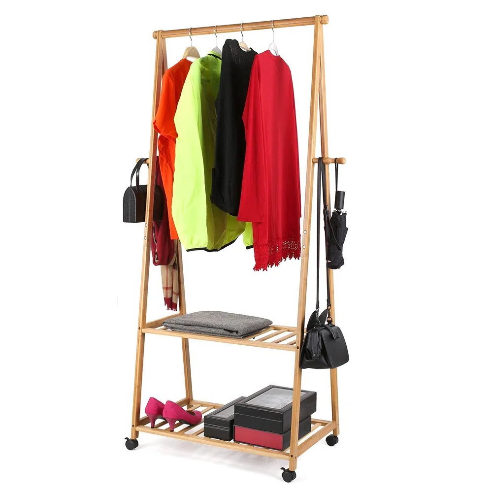 BAKAJI Stand Appendiabiti in Legno di Bambu per Camera da Letto Ingresso con Ruote Girevoli 2 Ripiani Porta Abiti Asta per Grucce e Ganci Laterali Dimensione 70 x 33 x 153 cm Colore Bamboo Naturale