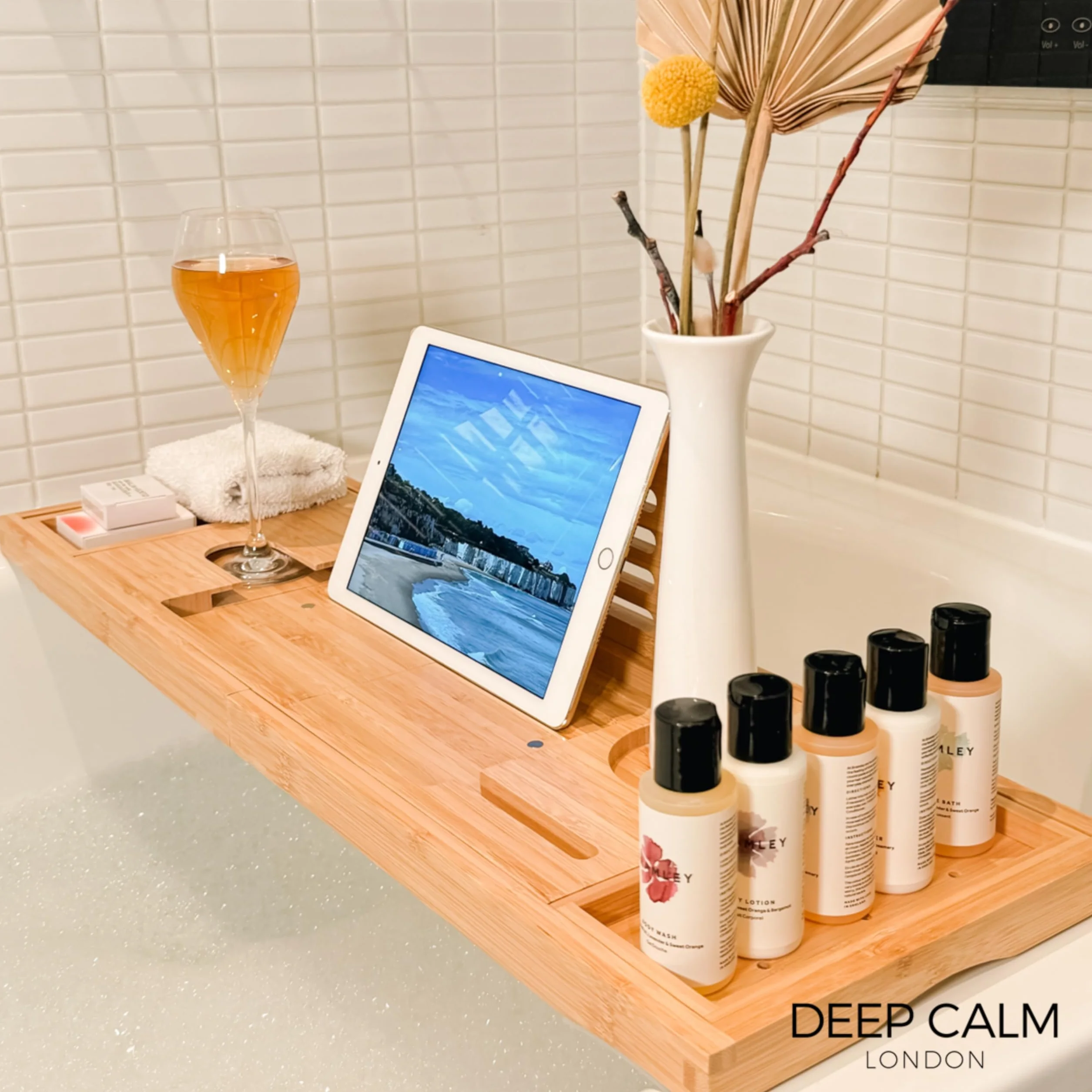 Deep Calm Vassoio vasca da bagno, in bambù, antiscivolo, si adatta alla maggior parte delle dimensioni del bagno, accessorio da bagno di lusso che può contenere iPad, telefono, bicchiere, candela