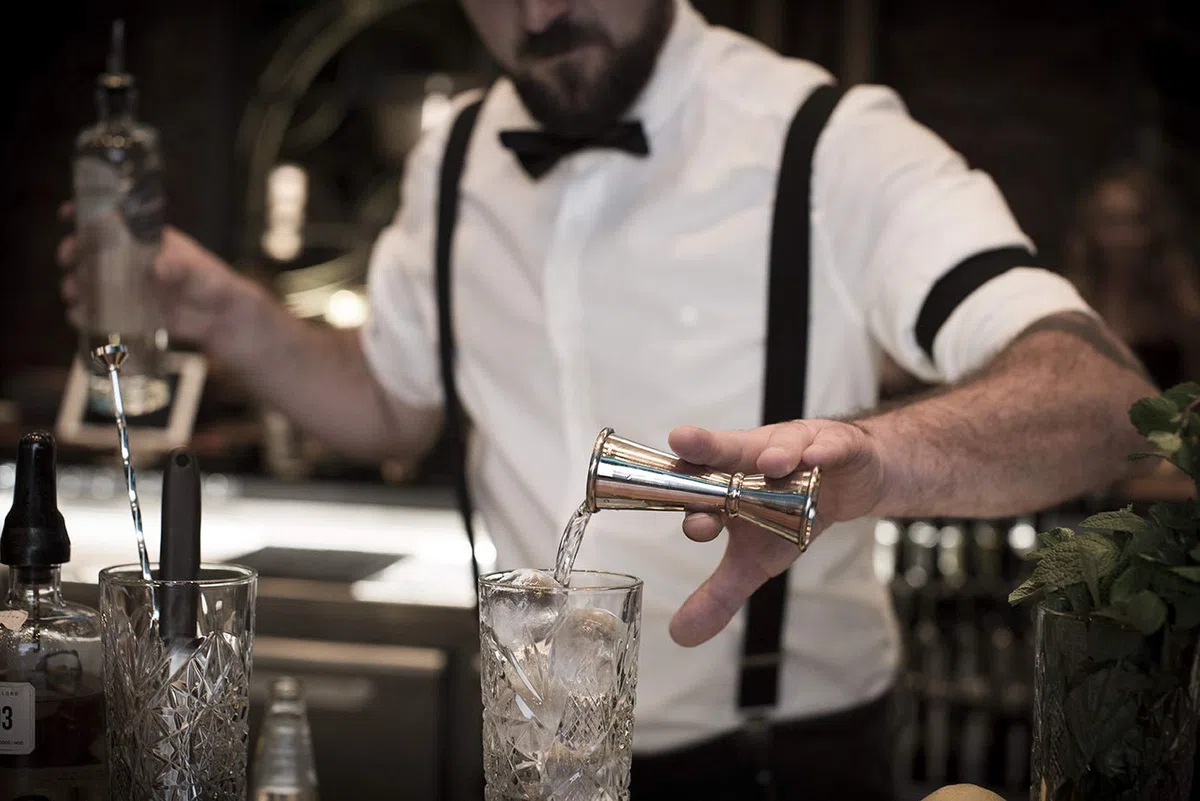 Buddy's Bar - Gin Tonic Set Premium, misurino da Bar da 2,5cl / 5cl, Cucchiaio da Bar e Paletta per Ghiaccio, Tagliere e Coltello da Cocktail, Lavabile in lavastoviglie, Set per Long Drink