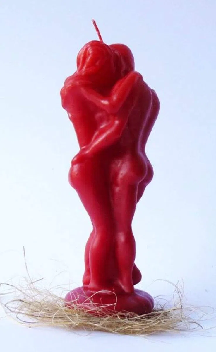 Candela esoterica rossa con coppia di innamorati abbracciati 22 cm
