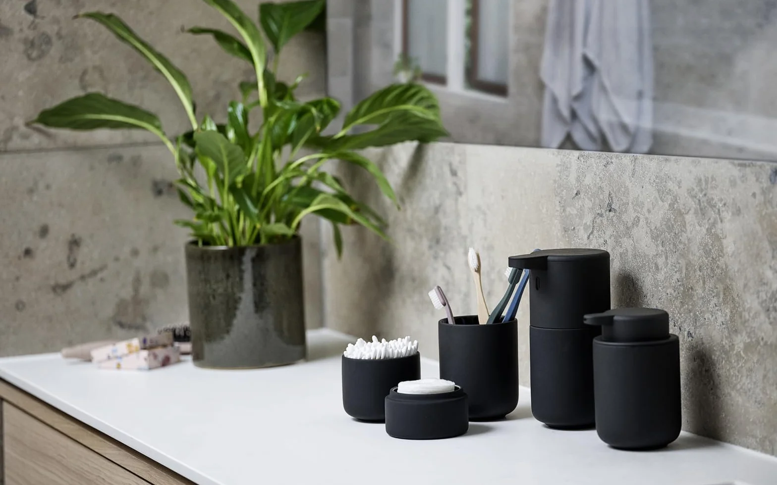 Zone Denmark - Ume, Dispenser per Sapone Liquido, in gres con Rivestimento Soft Touch, Colore Nero