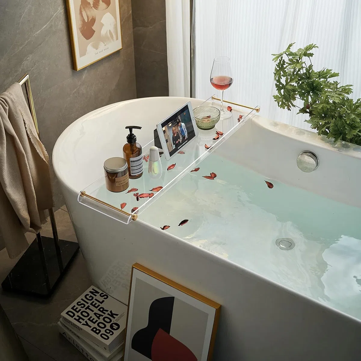 Beelee Vassoio in acrilico trasparente con guide dorate per contenere libri, telefono, candele, vino e tablet, accessori da bagno impermeabili per il bagno, regali di lusso per le donne