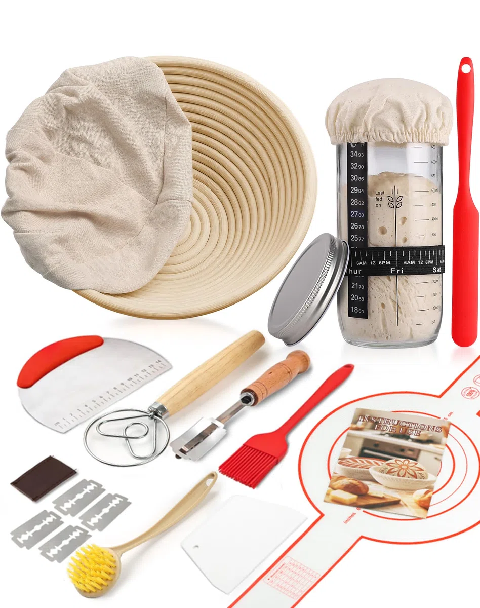 Cestino Lievitazione Pane Rotondo 23cm – 10 Pezzi Kit Completo di Panettiere con Banneton in Rattan Naturale, Sourdough Starter Kit, Lame con 5 Lame, Tappetino in Silicone, Raschietto e 16 Stencil