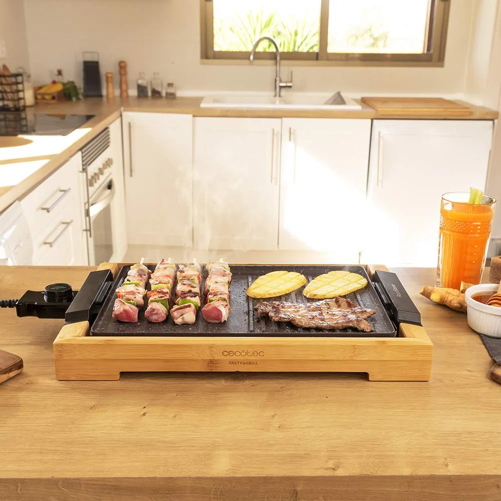 Cecotec Piastra-grill elettrica Tasty&Grill 2000 Bamboo MixStone. 2000 W, con struttura bambù, termostato regolabile e piastra antiaderente, rivestimento RockStone