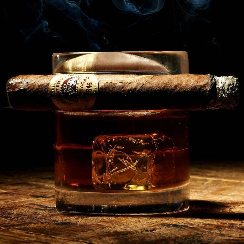 Bicchiere da whisky con portasigari con supporto per sigari incorporato, a mano libera per gli amanti delle sigarette di sigari Bicchiere di sigaro ultra trasparente, vecchio stile, 320 ml (Square)
