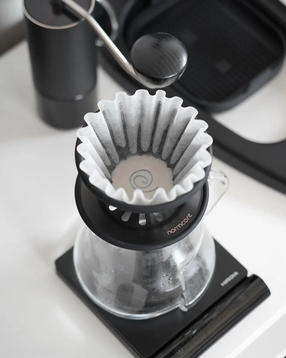Normcore Gocciolatore per caffè 2 in 1, per 1-2 tazze di caffè, utilizza V60 e filtro ondulato, acciaio inossidabile 304 rivestito in titanio, nero