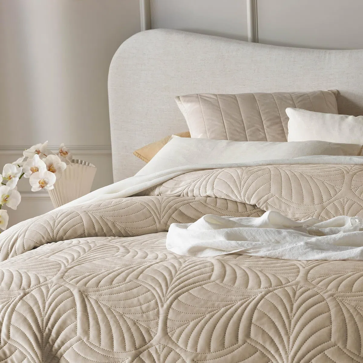 ROOM99 Feel Elegante copriletto in crema, 200 x 220 cm, versatile come copriletto o copridivano, coperta per letto e divano, trapunta stile ideale come bedspread velluto